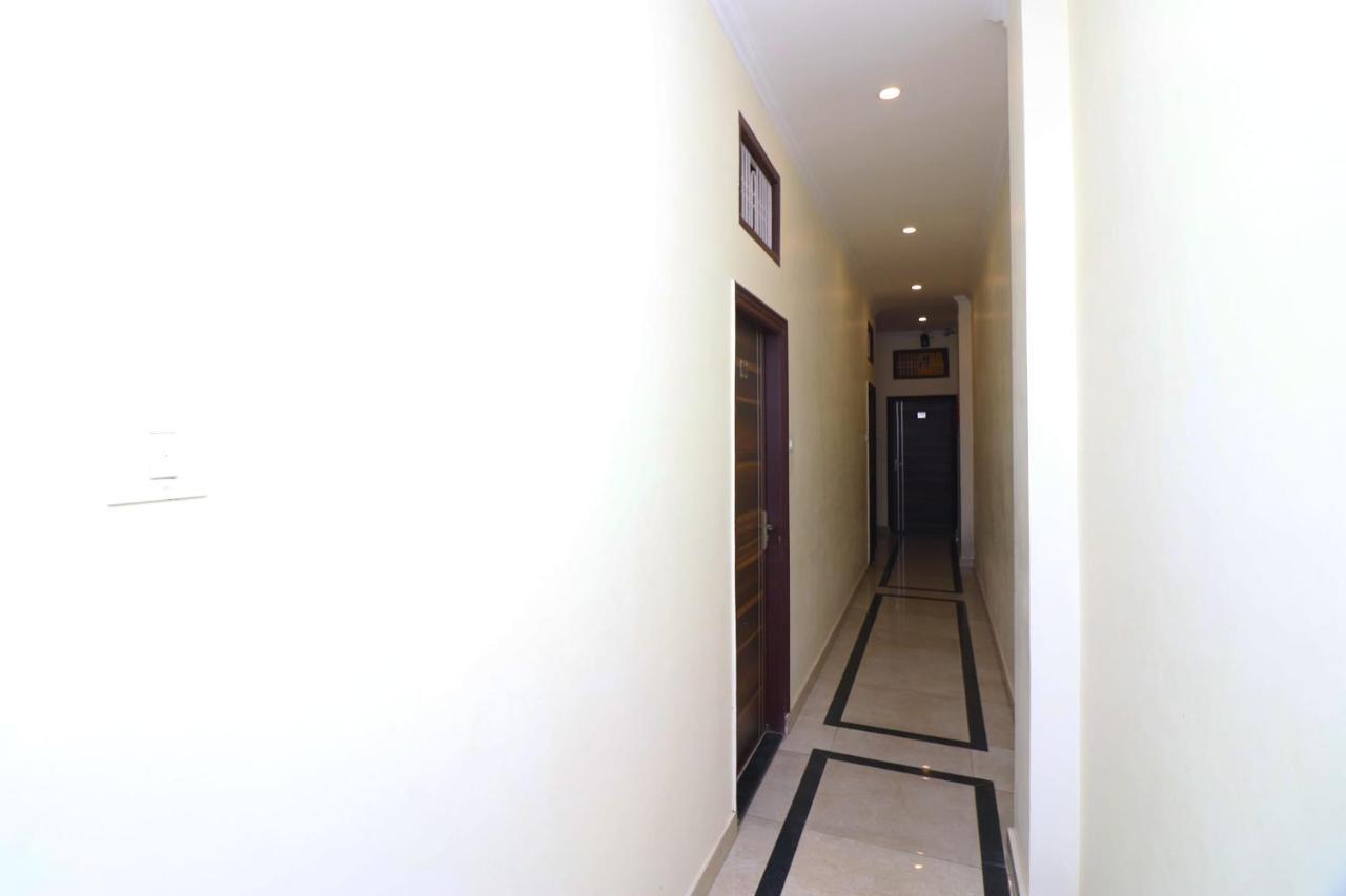 Capital O 11480 Hotel Blue Star Варанасі Екстер'єр фото