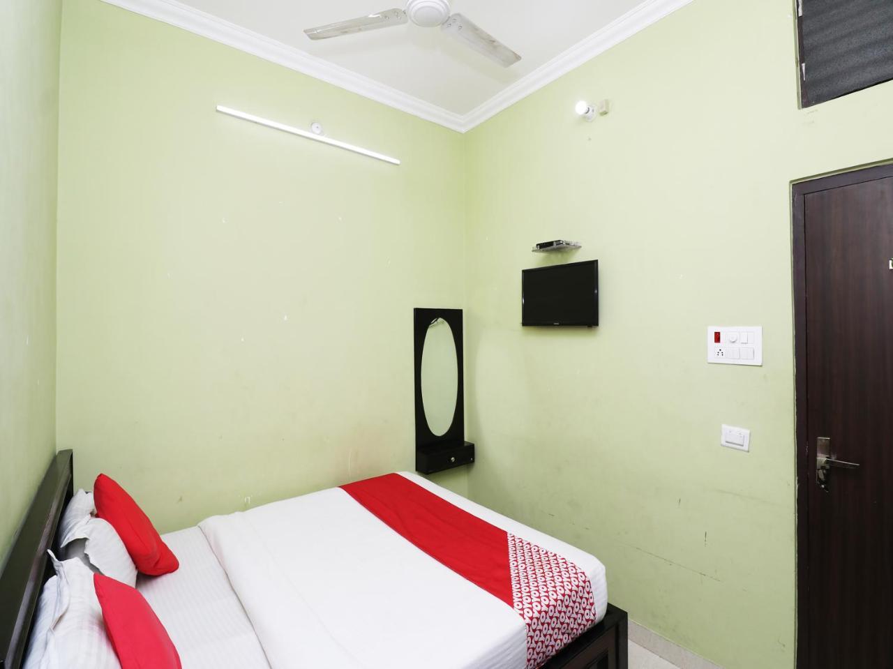 Capital O 11480 Hotel Blue Star Варанасі Екстер'єр фото
